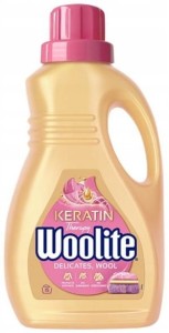 Woolite Keratin Therapy Delicate Płyn do prania delikatnych tkanin i wełny 900 ml (15 prań)